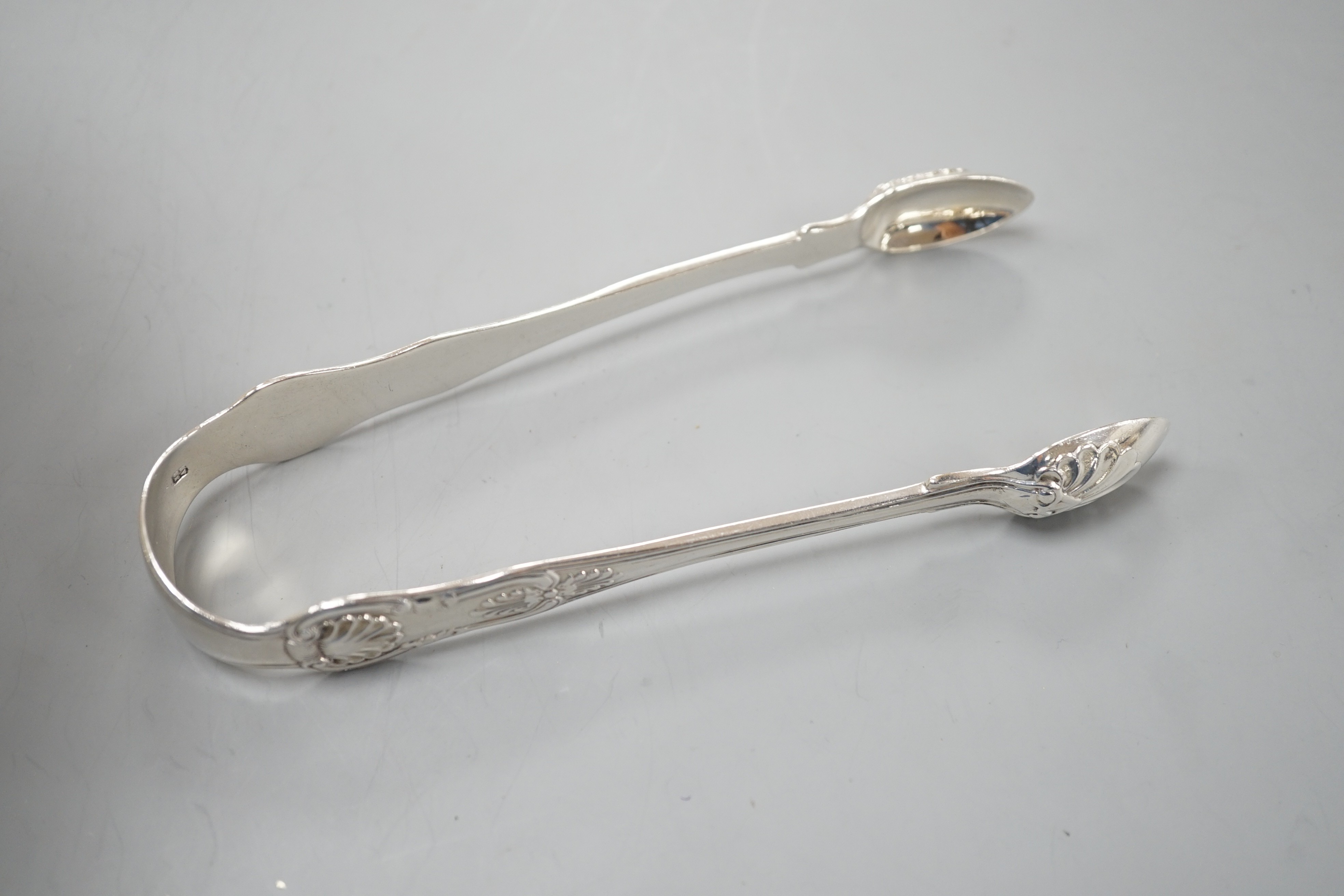 An Edwardian pierced silver tazza, by Goldsmiths & Silversmiths Co Ltd, London, 1908, 20.4cm and a pair of William IV silver Kings pattern sugar tongs, 15.5oz.